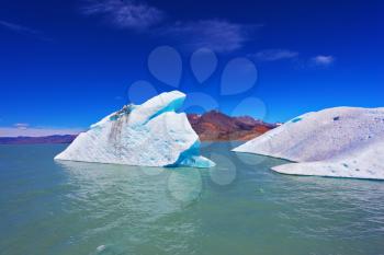 Huge white and blue icebergs floating in the icy water of emerald lake in Argentina. Unique lake Viedma in arid Patagonia