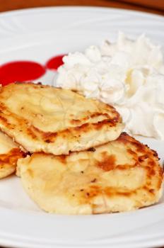 Cheese pancakes with sour cream and berry jam