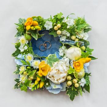 wedding flower composition and rings