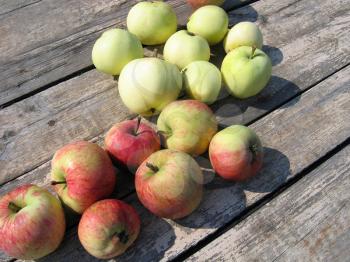 ripe apples on a wooden table