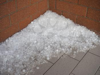 hail large amount of grains of ice following a storm
