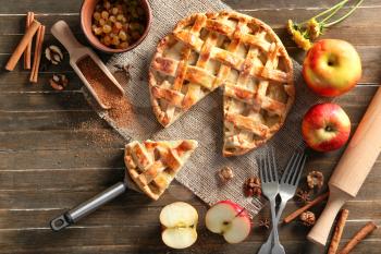Composition with tasty apple pie on table�