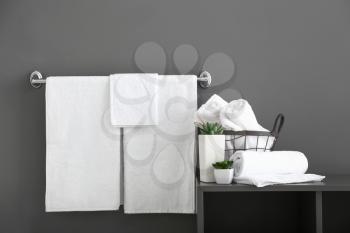White bath towels near grey wall�