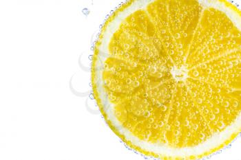 Ripe lemon slice in water, closeup�