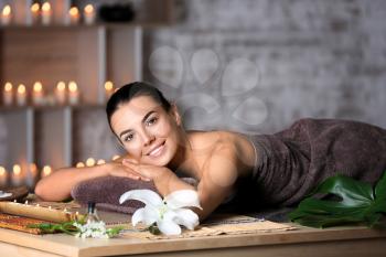 Beautiful young woman relaxing in spa salon�