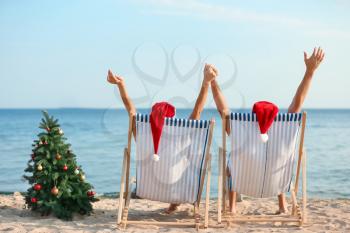 Happy couple celebrating Christmas at tropical resort�