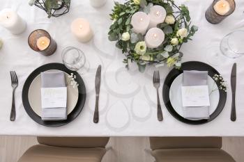 Beautiful table setting with floral decor�