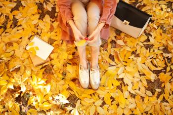 Beautiful young woman resting in autumn park�
