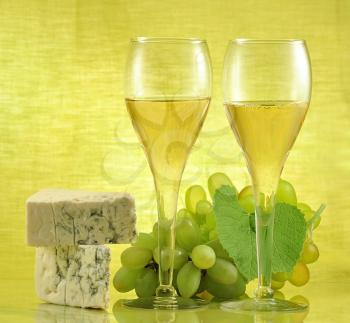 white wine with blue cheese and grape