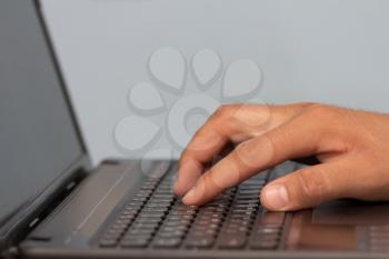 Work with your fingers on the keyboard on a laptop
