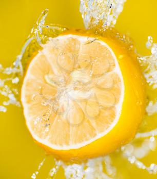 lemon in water