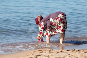 Women wash clothes in the lake