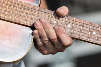 hand man playing the guitar