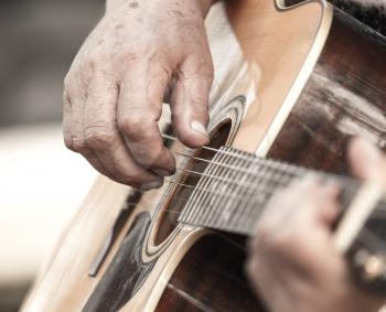 hand man playing the guitar