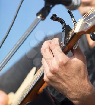 hand man playing the guitar