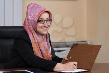 Muslim Businesswoman Writing A Letter - Notes Or Correspondence Or Signing A Document Or Agreement