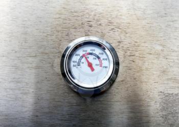 Temperature gauge on barbecue cooker