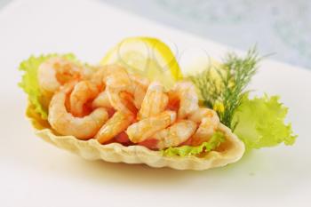 Crispy waffle basket with shrimp and lemon