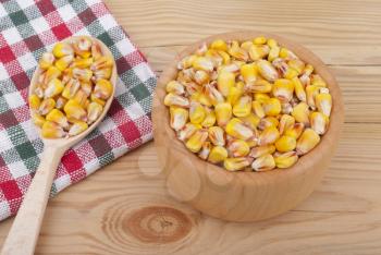 Corn on a plate on the table.