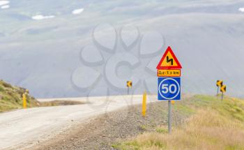 Curve with advisory speed limit in Iceland