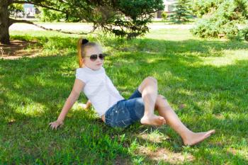 Photo of smiling girl in sunglass with sore knee