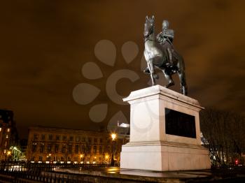 A monument of Henrici Magni in Paris at night