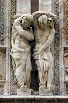 two statues in the front of the dome of milan