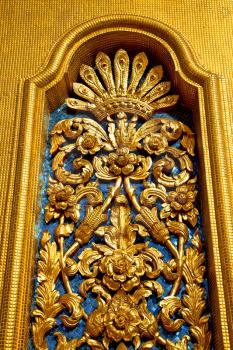 window   in   bangkok in thailand incision of the buddha gold      temple