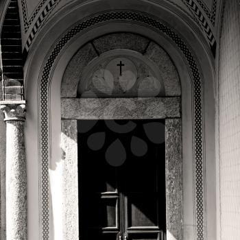 door in italy old ancian wood and traditional       texture nail