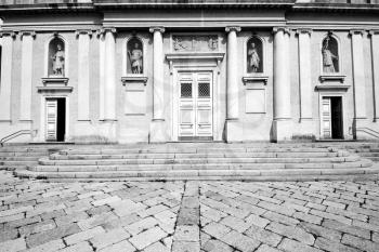 column old architecture      in italy europe milan        religion and sunlight