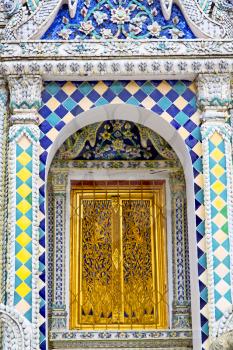 window   in   bangkok in thailand incision of the buddha gold      temple