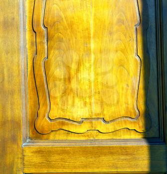 castellanza blur lombardy   abstract   rusty brass brown knocker in a  door curch  closed wood italy   cross
