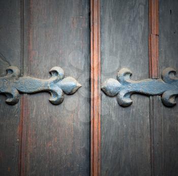 handle  in london antique brown door  rusty  brass nail and light