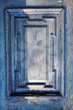 italy  patch lombardy    cross castellanza blur   abstract   rusty brass brown knocker in a  door curch  closed wood
