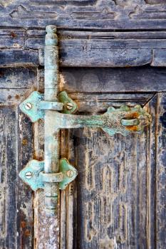 door abstract  spain canarias brass brown knocker in a green closed wood    lanzarote 
