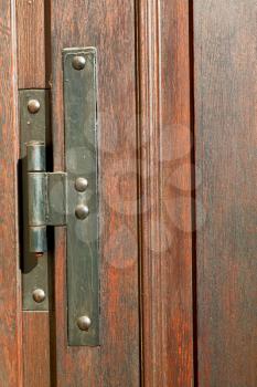 antique old door and ancien wood closed house hinge 