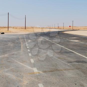  the asphalt empry street and loneliness in oman near the old desert
