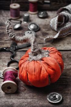 Sewing decorative pumpkins from fabric for autumn decoration