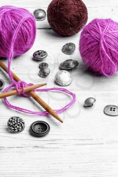 Kit knitting wool and knitting needles and buttons
