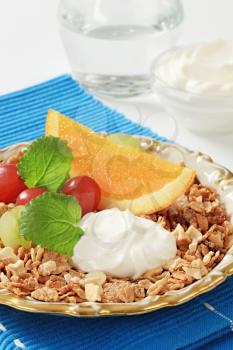 Breakfast cereals with fresh fruit and yogurt