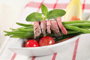 Strips of roast beef and fresh vegetables
