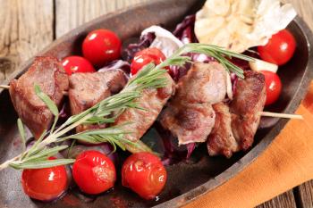 Pork skewer with garlic and cherry tomatoes