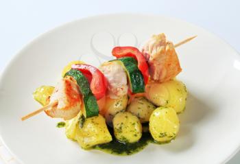 Chicken skewer with potatoes and pesto sauce