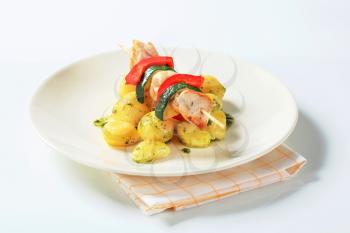 Chicken skewer with potatoes and pesto sauce