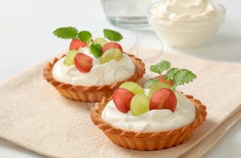 Small cream tarts topped with fresh grapes