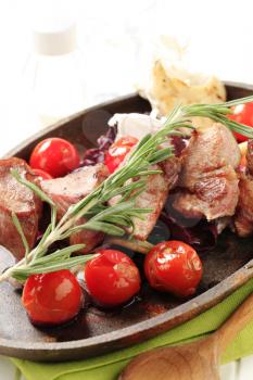 Skewered pork with garlic and cherry tomatoes