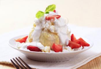 Fruit-filled dumpling with cottage cheese, sour cream and fresh strawberries