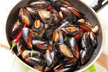Steamed mussels in a pan