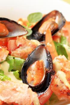 Salmon and mussel salad with a drizzle of Hollandaise sauce