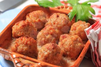 Balls of minced meat baked with cheese